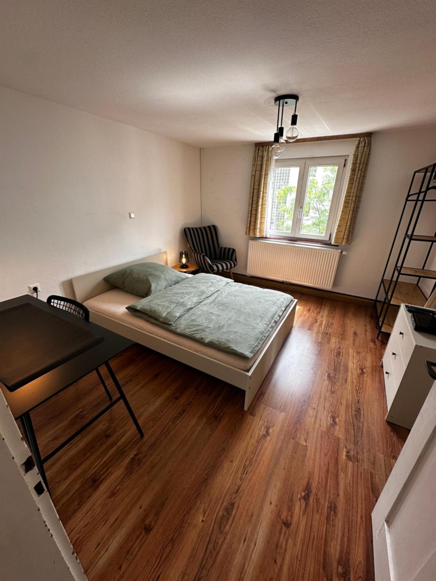 Einfaches Haus Mit Privatzimmern Und Gemeinschaftsraeumen Heilbronn Exterior foto